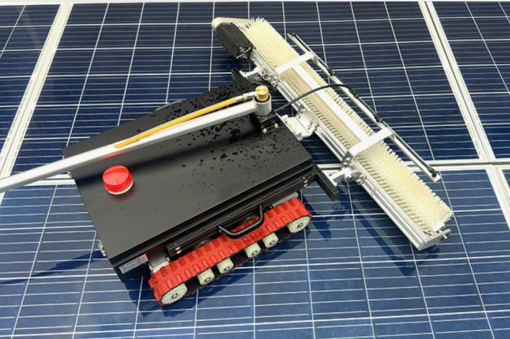 Photovoltaic cleaning robot equipment that can efficiently clean solar panels